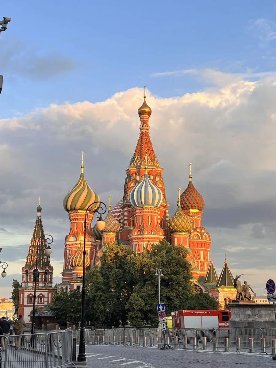 Покровский собор на Красной площади в вечернем солнце