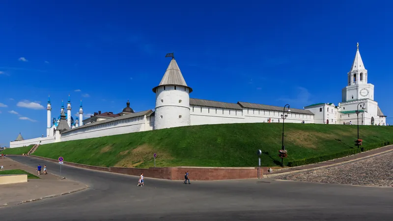 Белые стены Казанского кремля, круглая башня и Спасская башня на холме