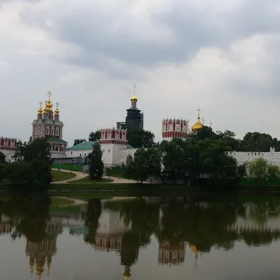 Новодевичий монастырь отражается в пруду